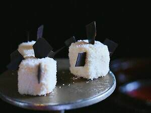 コンラッド大阪"ヴィラン"モチーフのスイーツビュッフェ「毒りんご」風ムースやチェシャ猫のしっぽケーキ｜写真6