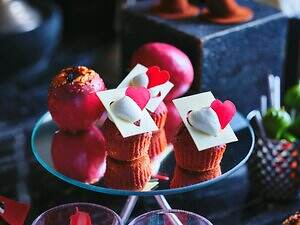 コンラッド大阪"ヴィラン"モチーフのスイーツビュッフェ「毒りんご」風ムースやチェシャ猫のしっぽケーキ｜写真5