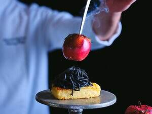 コンラッド大阪"ヴィラン"モチーフのスイーツビュッフェ「毒りんご」風ムースやチェシャ猫のしっぽケーキ｜写真8