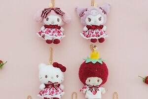 メゾン ド フルール×サンリオ「月間いちご新聞」”いちご柄衣装”のぬいぐるみチャームやフリルトート