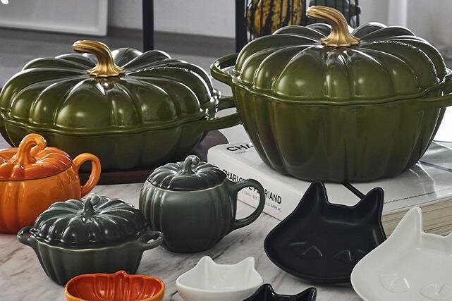 ル・クルーゼの25年ハロウィン食器、”かぼちゃ”そっくり鍋＆ネコ型ストーンウェアなど
