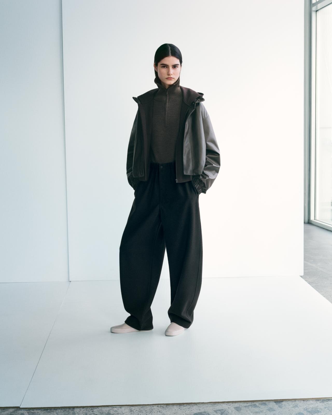 ユニクロ ユー25年秋冬ウィメンズウェア、ゆったりロングコート＆くすみブルーのカーブパンツなど｜写真72