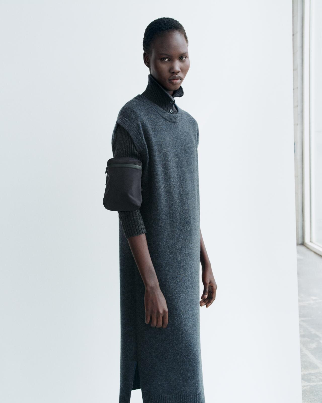 ユニクロ ユー25年秋冬ウィメンズウェア、ゆったりロングコート＆くすみブルーのカーブパンツなど｜写真60