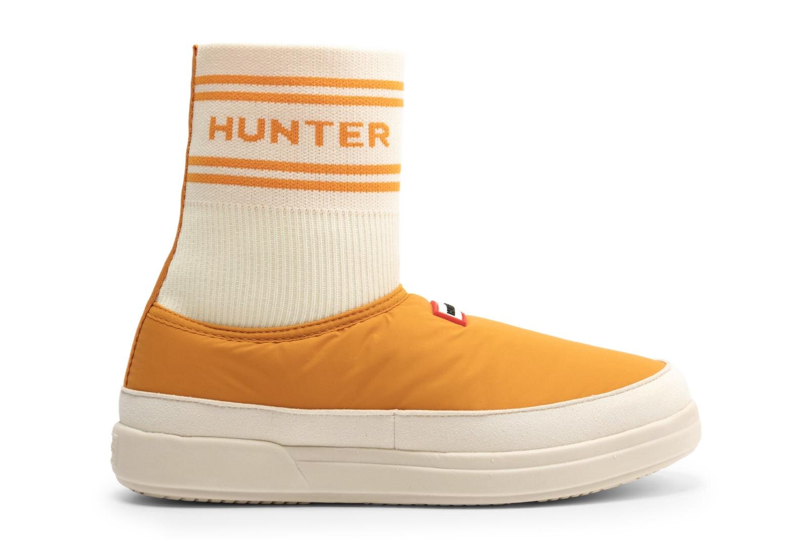 ハンター“靴下とドッキング”スリッポンシューズ＆イエローロゴ際立つ耐水トートバッグ