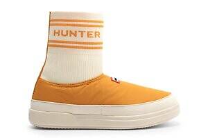 ハンター“靴下とドッキング”スリッポンシューズ＆イエローロゴ際立つ耐水トートバッグ