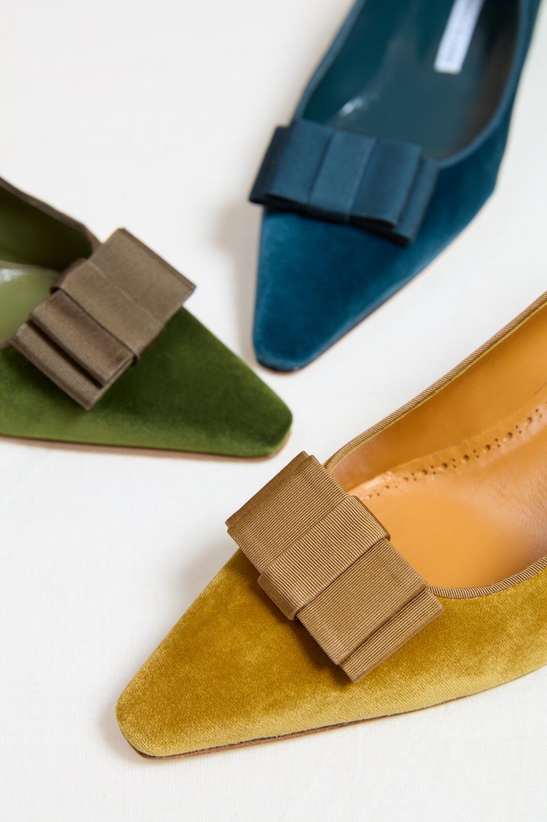 マノロ ブラニク“リボン”付きのベルベットパンプス、スペイン闘牛士の伝統シューズ着想｜写真1