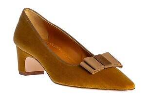 マノロ ブラニク“リボン”付きのベルベットパンプス、スペイン闘牛士の伝統シューズ着想｜写真3