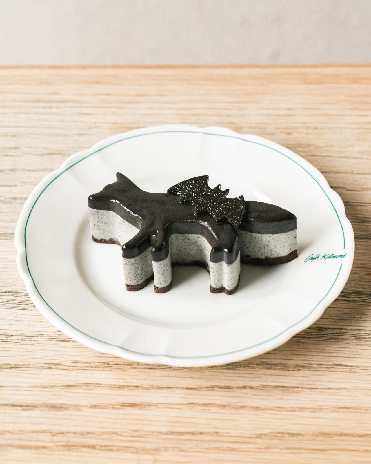 カフェ キツネ秋限定メニュー、“黒ごま尽くし”キツネ型ケーキ＆濃厚マロンショコラシェイクなど｜写真1