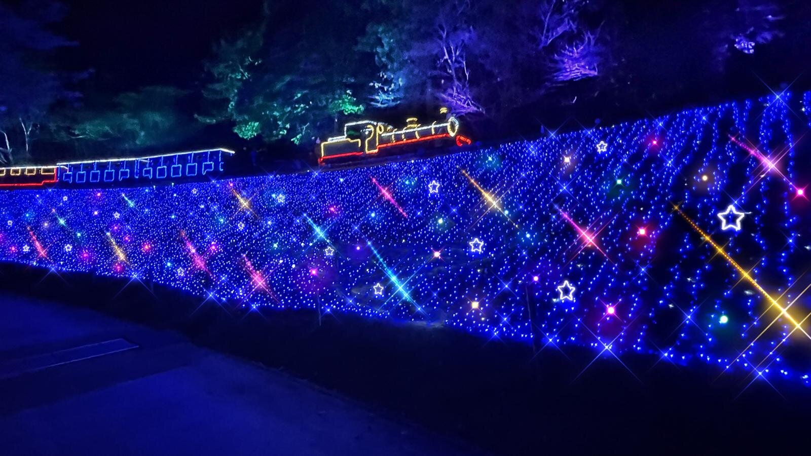 静岡・伊豆最大級のイルミネーション、洋館に映る大迫力プロジェクションマッピング＆虹色に輝く滝｜写真1