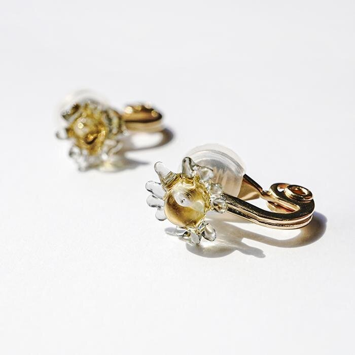 ハリオ×イイダ傘店のガラスアクセサリー、ぷっくりリンゴピアスや“朝焼けのカモミール”イヤリング｜写真10