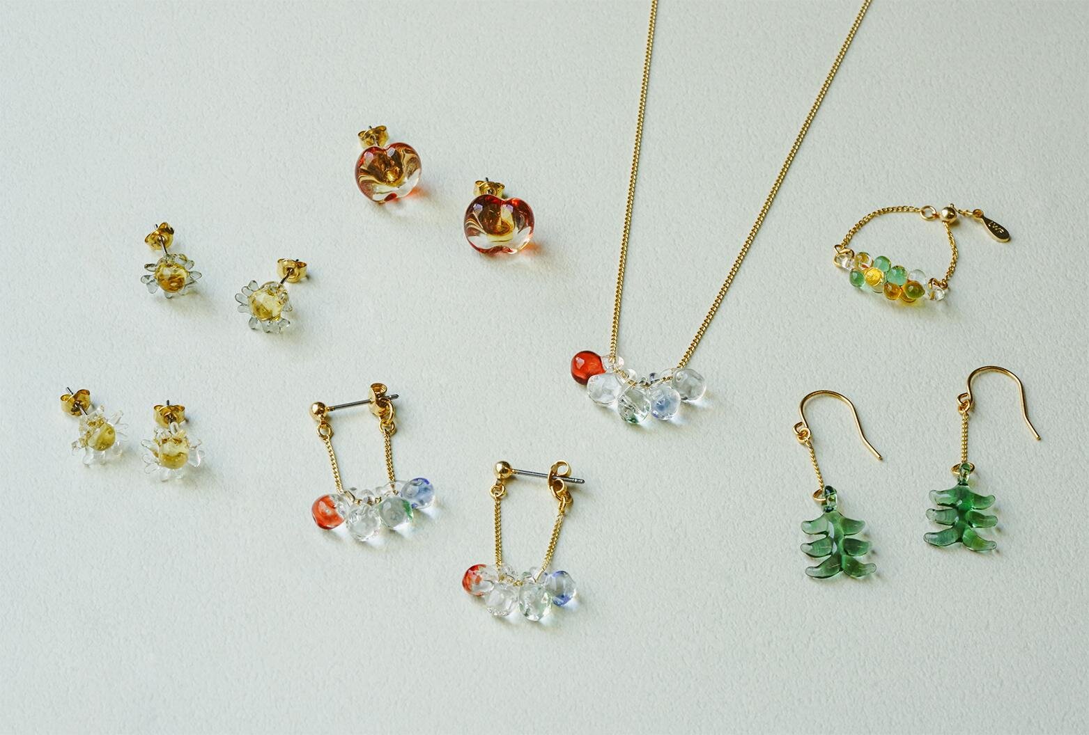 ハリオ×イイダ傘店のガラスアクセサリー、ぷっくりリンゴピアスや“朝焼けのカモミール”イヤリング｜写真3