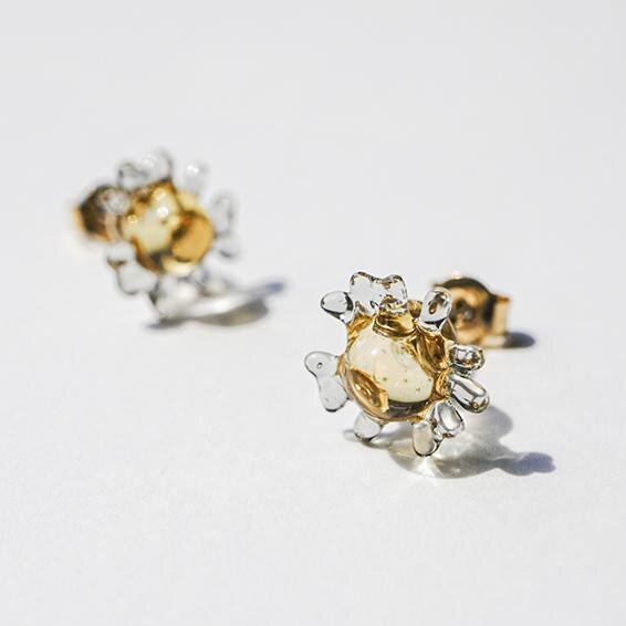 ハリオ×イイダ傘店のガラスアクセサリー、ぷっくりリンゴピアスや“朝焼けのカモミール”イヤリング｜写真11