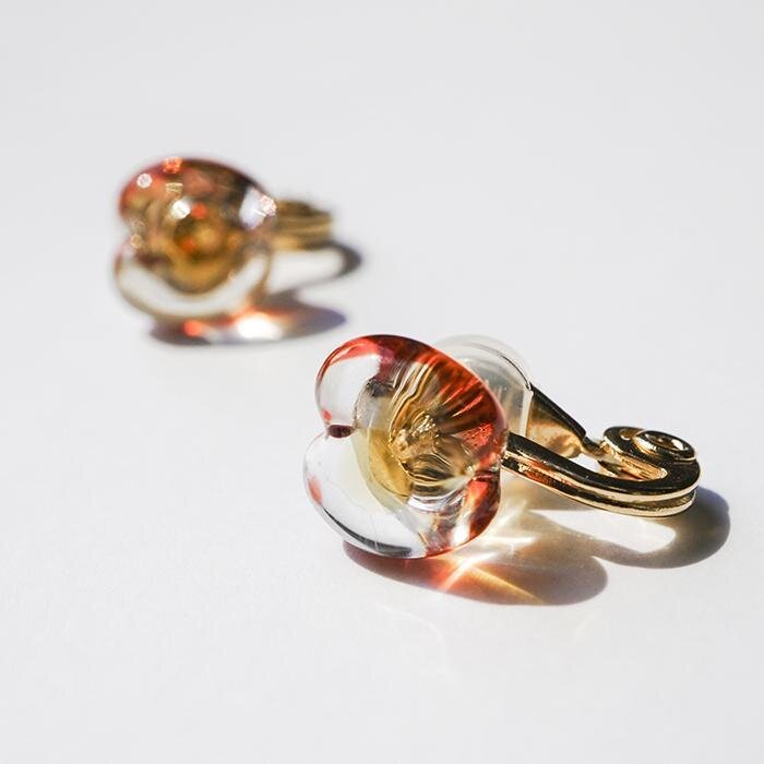 ハリオ×イイダ傘店のガラスアクセサリー、ぷっくりリンゴピアスや“朝焼けのカモミール”イヤリング｜写真17