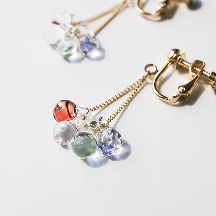 ハリオ×イイダ傘店のガラスアクセサリー、ぷっくりリンゴピアスや“朝焼けのカモミール”イヤリング｜写真4