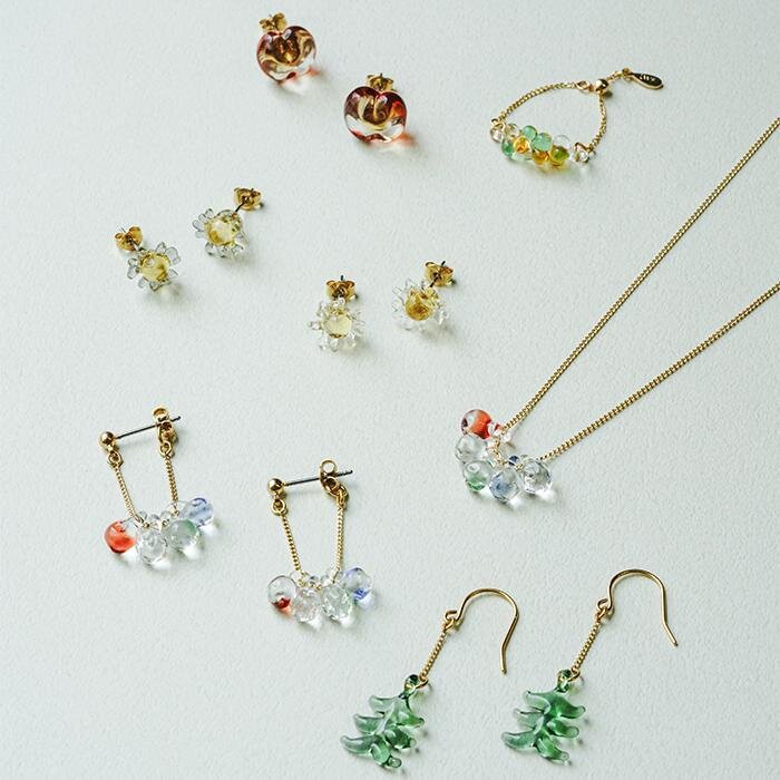 ハリオ×イイダ傘店のガラスアクセサリー、ぷっくりリンゴピアスや“朝焼けのカモミール”イヤリング｜写真2