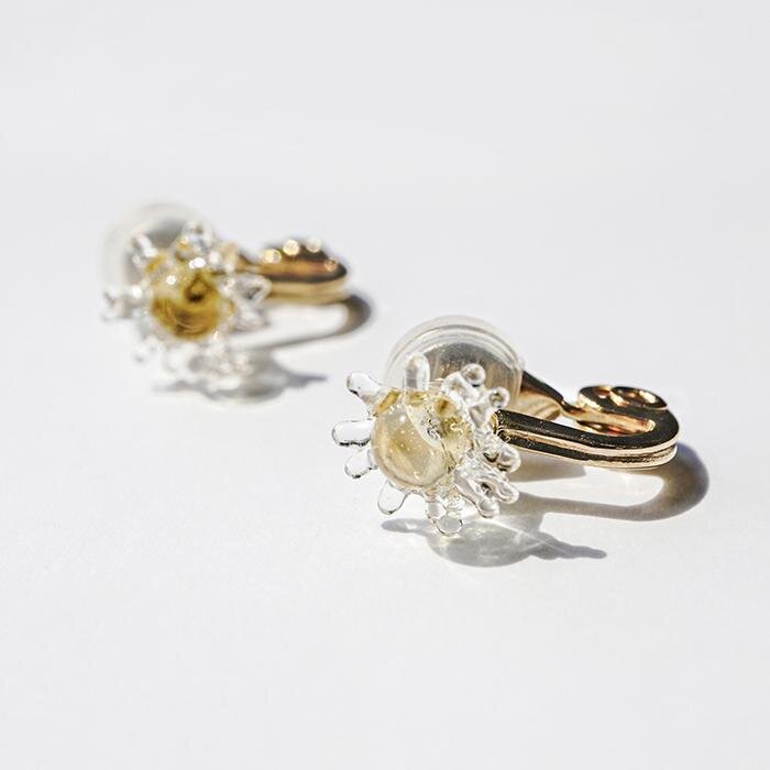 ハリオ×イイダ傘店のガラスアクセサリー、ぷっくりリンゴピアスや“朝焼けのカモミール”イヤリング｜写真8