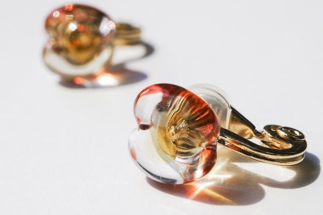 ハリオ×イイダ傘店のガラスアクセサリー、ぷっくりリンゴピアスや“朝焼けのカモミール”イヤリング