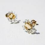 ハリオ×イイダ傘店のガラスアクセサリー、ぷっくりリンゴピアスや“朝焼けのカモミール”イヤリング｜写真11