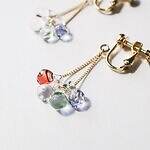 ハリオ×イイダ傘店のガラスアクセサリー、ぷっくりリンゴピアスや“朝焼けのカモミール”イヤリング｜写真4