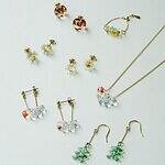 ハリオ×イイダ傘店のガラスアクセサリー、ぷっくりリンゴピアスや“朝焼けのカモミール”イヤリング｜写真2