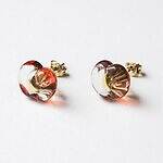 ハリオ×イイダ傘店のガラスアクセサリー、ぷっくりリンゴピアスや“朝焼けのカモミール”イヤリング｜写真18