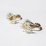 ハリオ×イイダ傘店のガラスアクセサリー、ぷっくりリンゴピアスや“朝焼けのカモミール”イヤリング｜写真8