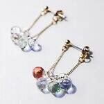 ハリオ×イイダ傘店のガラスアクセサリー、ぷっくりリンゴピアスや“朝焼けのカモミール”イヤリング｜写真7