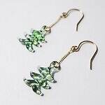 ハリオ×イイダ傘店のガラスアクセサリー、ぷっくりリンゴピアスや“朝焼けのカモミール”イヤリング｜写真16