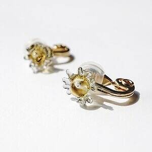 ハリオ×イイダ傘店のガラスアクセサリー、ぷっくりリンゴピアスや“朝焼けのカモミール”イヤリング｜写真10