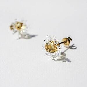 ハリオ×イイダ傘店のガラスアクセサリー、ぷっくりリンゴピアスや“朝焼けのカモミール”イヤリング｜写真9