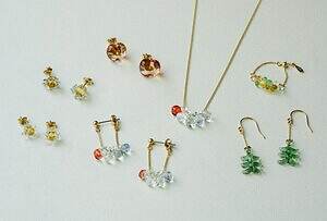 ハリオ×イイダ傘店のガラスアクセサリー、ぷっくりリンゴピアスや“朝焼けのカモミール”イヤリング｜写真3