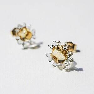 ハリオ×イイダ傘店のガラスアクセサリー、ぷっくりリンゴピアスや“朝焼けのカモミール”イヤリング｜写真11