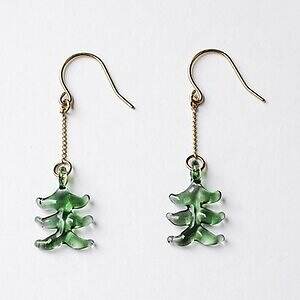 ハリオ×イイダ傘店のガラスアクセサリー、ぷっくりリンゴピアスや“朝焼けのカモミール”イヤリング｜写真15