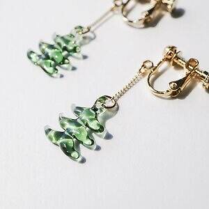 ハリオ×イイダ傘店のガラスアクセサリー、ぷっくりリンゴピアスや“朝焼けのカモミール”イヤリング｜写真14