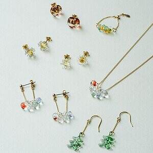 ハリオ×イイダ傘店のガラスアクセサリー、ぷっくりリンゴピアスや“朝焼けのカモミール”イヤリング｜写真2