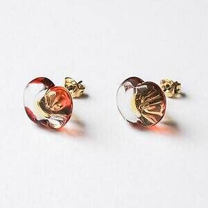 ハリオ×イイダ傘店のガラスアクセサリー、ぷっくりリンゴピアスや“朝焼けのカモミール”イヤリング｜写真18