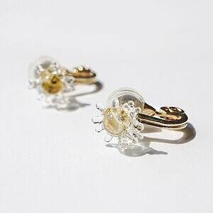 ハリオ×イイダ傘店のガラスアクセサリー、ぷっくりリンゴピアスや“朝焼けのカモミール”イヤリング｜写真8