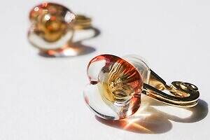 ハリオ×イイダ傘店のガラスアクセサリー、ぷっくりリンゴピアスや“朝焼けのカモミール”イヤリング