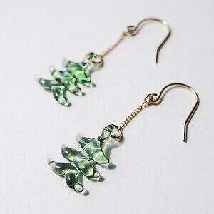 ハリオ×イイダ傘店のガラスアクセサリー、ぷっくりリンゴピアスや“朝焼けのカモミール”イヤリング｜写真16