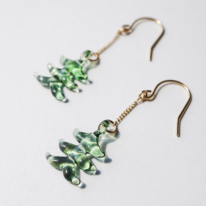 ハリオ×イイダ傘店のガラスアクセサリー、ぷっくりリンゴピアスや“朝焼けのカモミール”イヤリング｜写真16