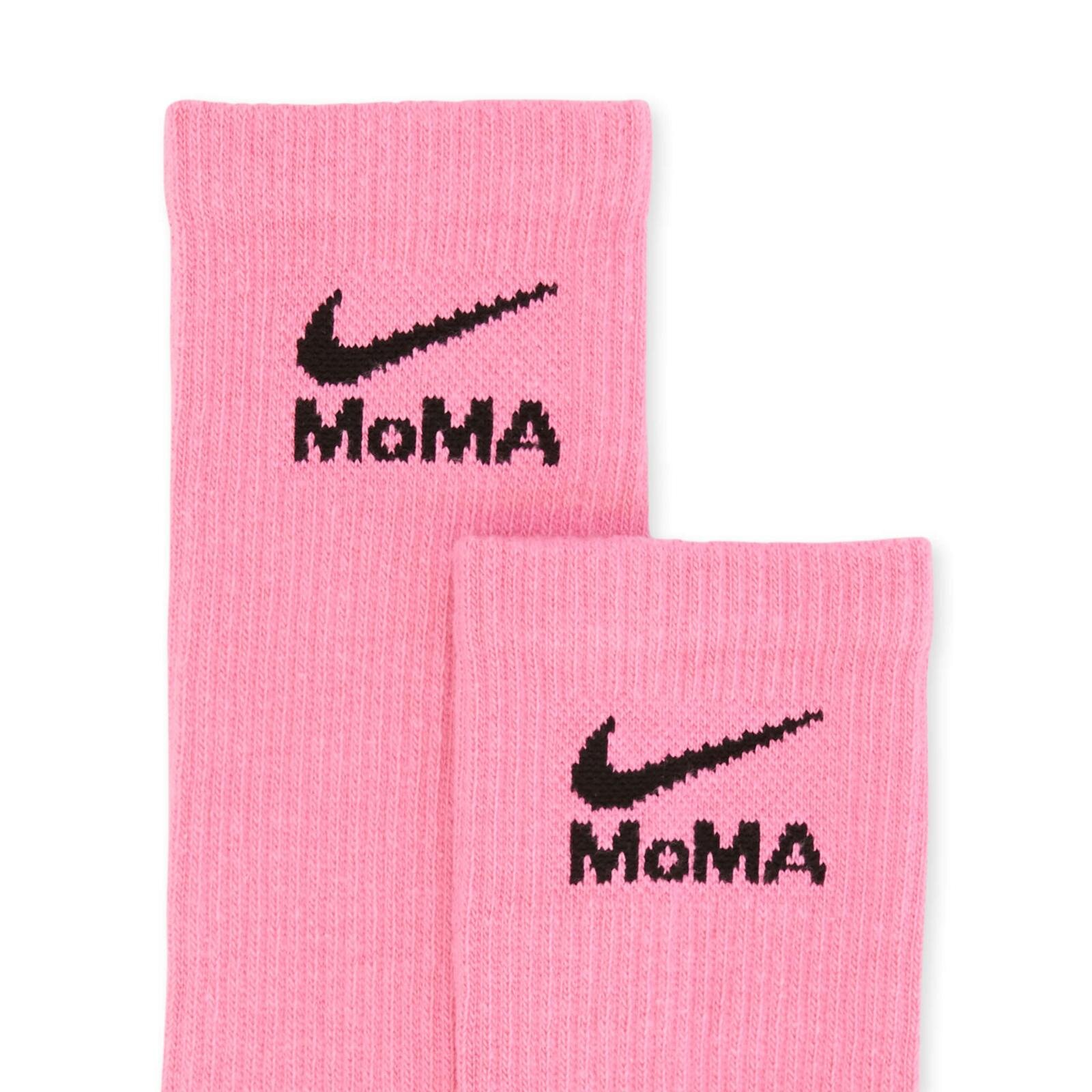 ナイキ×MoMAデザインストアのロゴ入りソックス、ピンクなど
