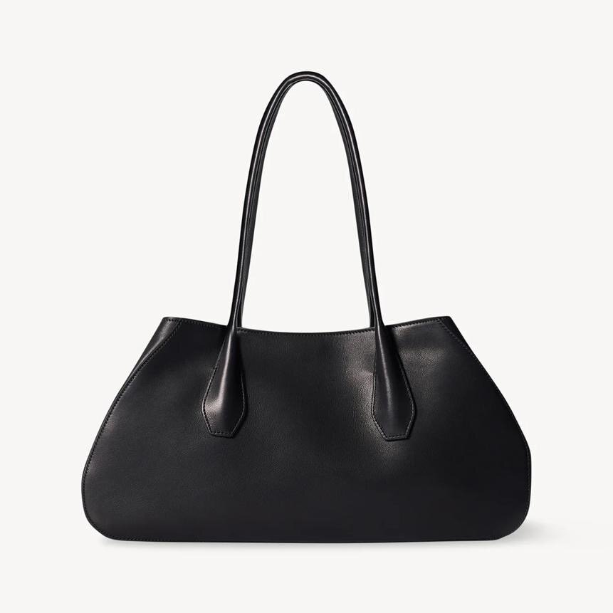 アルジェ ショルダーバッグ 776,600円 Courtesy of The Row