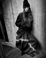 Y-3“空洞ソール”のアウトドア風スニーカー、スエードやメッシュなど異素材ミックスで｜写真2