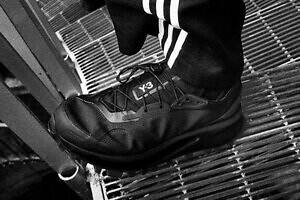 Y-3“空洞ソール”のアウトドア風スニーカー、スエードやメッシュなど異素材ミックスで
