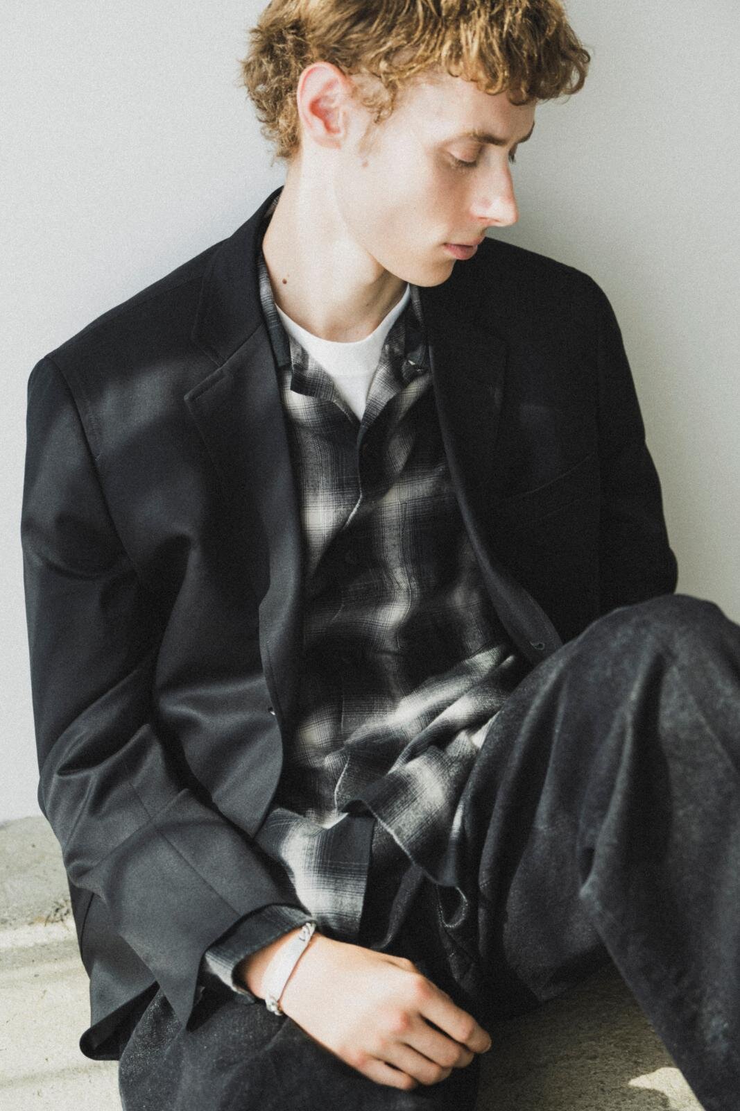 ブルックス ブラザーズのアダム エ ロペ限定“オールブラック”ブレザー、ボックスシルエットで｜写真4