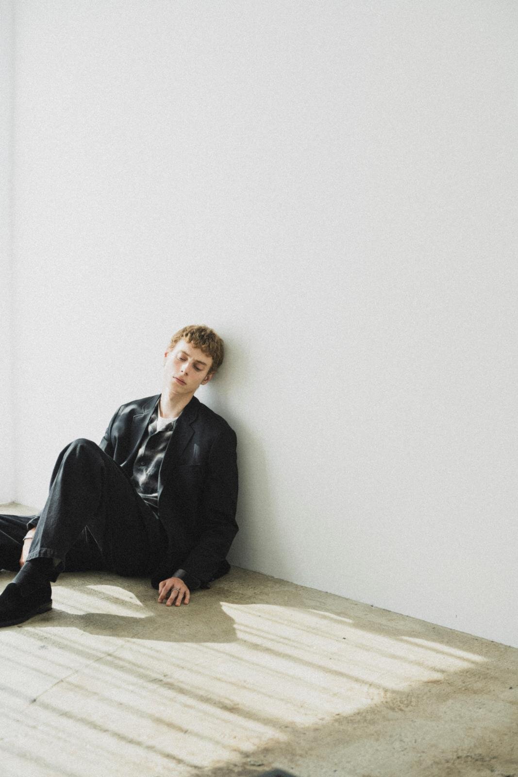 ブルックス ブラザーズのアダム エ ロペ限定“オールブラック”ブレザー、ボックスシルエットで｜写真2