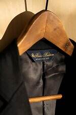 ブルックス ブラザーズのアダム エ ロペ限定“オールブラック”ブレザー、ボックスシルエットで｜写真5