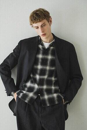 ブルックス ブラザーズのアダム エ ロペ限定“オールブラック”ブレザー、ボックスシルエットで｜写真3