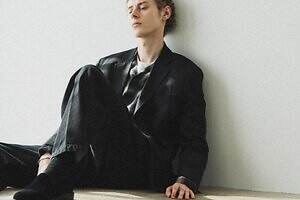 ブルックス ブラザーズのアダム エ ロペ限定“オールブラック”ブレザー、ボックスシルエットで