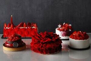東京マリオットホテル25年クリスマスケーキ、まるで"バラ"ケーキ＆鮮やかレッドのブッシュドノエル｜写真1